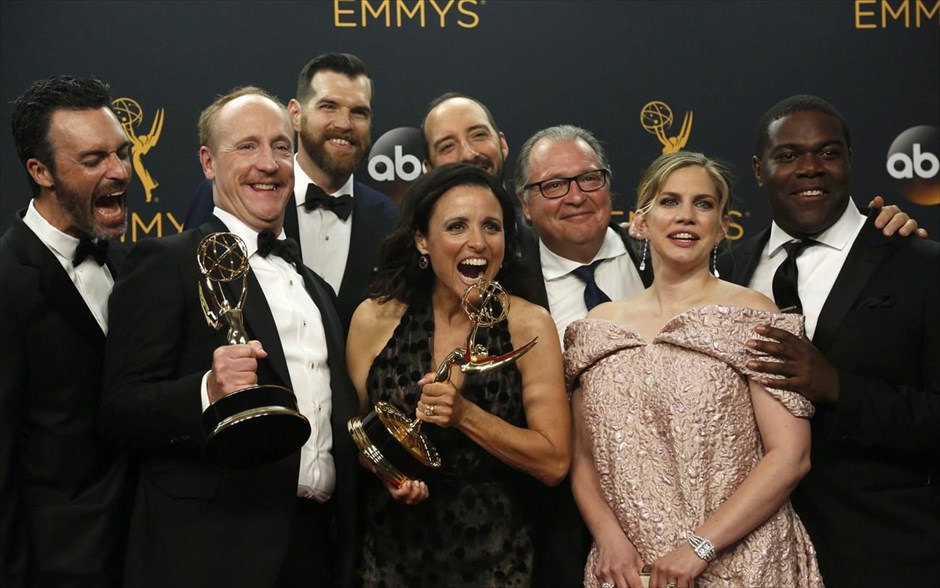 Βραβεία Emmy 2016. Οι συντελεστές της σειράς «Veep» φωτογραφίζονται με το βραβείο τους για την Καλύτερη Κωμική Σειρά.