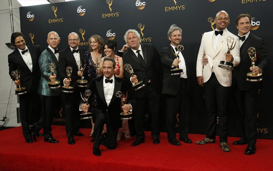 Βραβεία Emmy 2016. Ο παραγωγός Ράιαν Μέρφι (δεύτερος αριστεράα) με τους συντελεστές της σειράς «The People v. O.J. Simpson: American Crime Story» απέσπασε το βραβείο καλύτερης Μίνι Σειράς.
