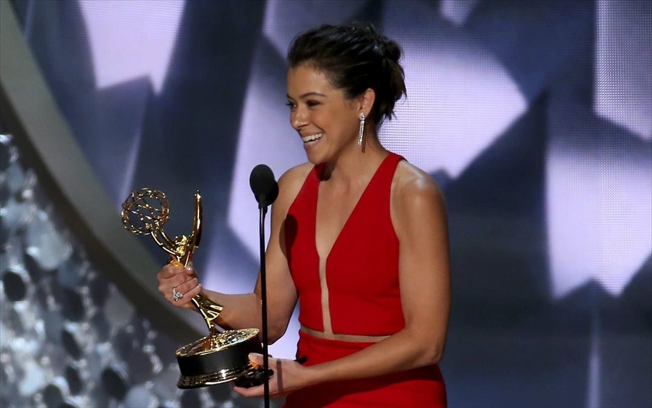 Βραβεία Emmy 2016. Η Τατιάνα Μασλάν παραλαμβάνει το βραβείο A΄ Γυναικείου Ρόλου σε Δράμα για το «Orphan Black»