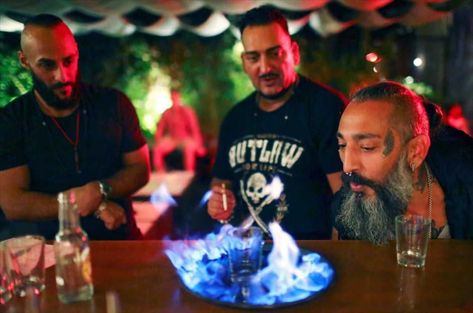 Νυχτερινή ζωή στο Βερολίνο. Ο DJ Senai Gueler και οι φίλοι του διασκεδάζουν στο μπαρ Αμάνο στο Βερολίνο.