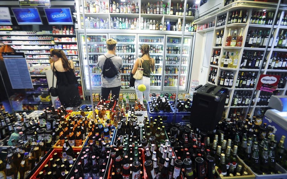 Νυχτερινή ζωή στο Βερολίνο. Τουρίστες αγοράζουν ποτά σε ένα ολονύχτιο κατάστημα στην οδό Schoenhauser Allee στο Βερολίνο.