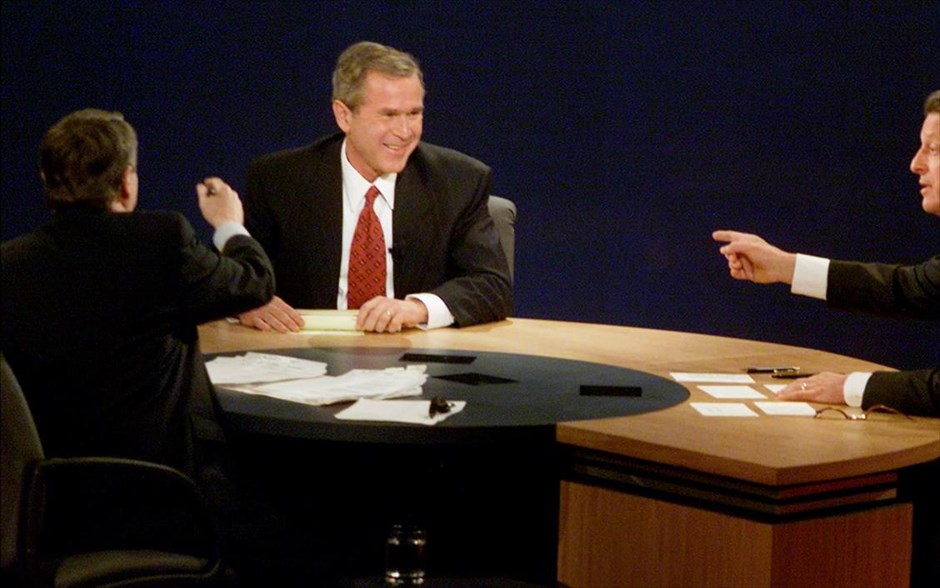 Εκλογές ΗΠΑ - Debate . Ο υποψήφιος των Ρεπουμπλικανών, Τζορτζ Μπους ο νεότερος (κέντρο) χαμογελά, καθώς ο υποψήφιος των Δημοκρατικών, Αλ Γκορ (δεξιά) και ο συντονιστής Τζιμ Λέρερ μιλούν, στη διάρκεια της δεύτερης τηλεμαχίας μεταξύ των δύο υποψηφίων για την προεδρία των ΗΠΑ, στο Πανεπιστήμιο Γουέικ Φόρεστ (11 Οκτωβρίου 2000).