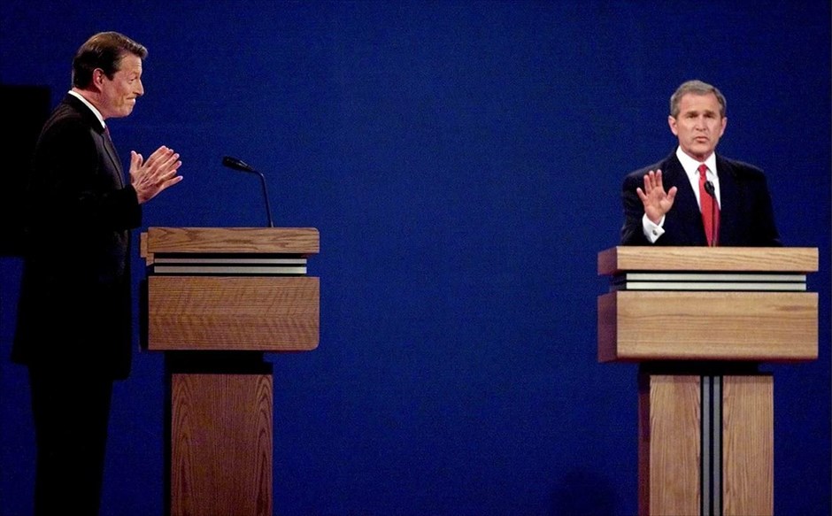 Εκλογές ΗΠΑ - Debate . Ο κυβερνήτης του Τέξας και υποψήφιος των Ρεπουμπλικανών για την προεδρία, Τζορτζ Μπους ο νεότερος (δεξιά) και ο αντίπαλός του από το στρατόπεδο των Δημοκρατικών και αντιπρόεδρος των ΗΠΑ, Αλ Γκορ, σε στιγμιότυπο από ντιμπέιτ που πραγματοποιήθηκε στο Πανεπιστήμιο της Μασαχουσέτης (3 Οκτωβρίου 2000).