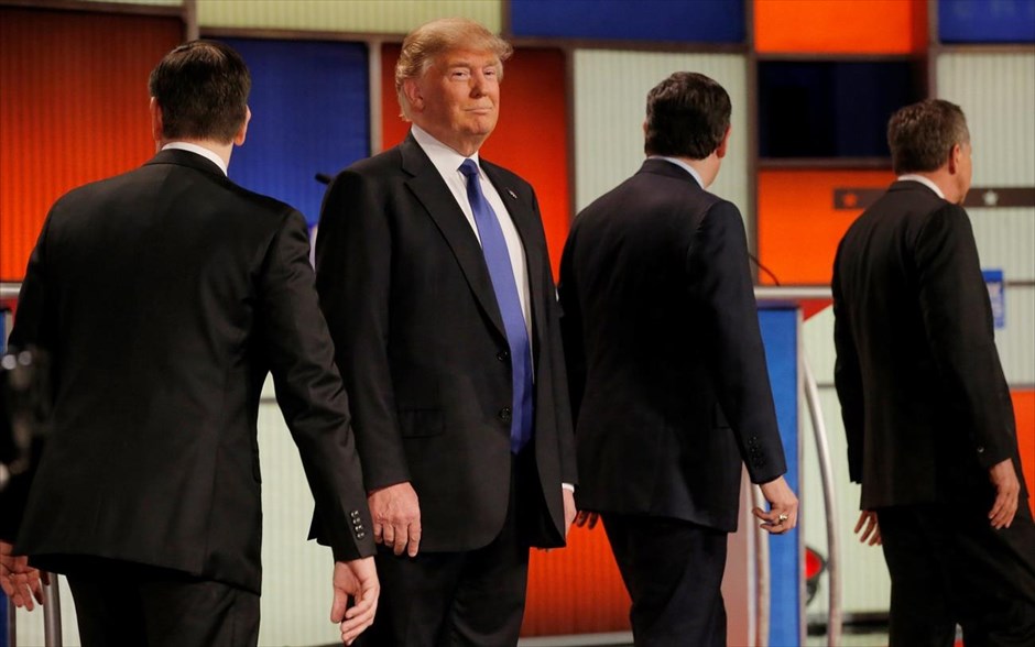 Εκλογές ΗΠΑ - Debate. Ο Ρεπουμπλικανός προεδρικός υποψήφιος Ντόναλντ Τραμπ στέκεται μπροστά στη σκηνή, καθώς οι αντίπαλοί του Μάρκο Ρούμπιο (αριστερά), Τεντ Κρουζ (δεύτερος δεξιά) και Τζον Κέισικ (δεξιά) κατευθύνονται προς τα πόντιουμ, κατά την έναρξη του ντιμπέιτ για το χρίσμα των Ρεπουμπλικανών, στο Ντιτρόιτ, στο Μίσιγκαν (3 Μαρτίου 2016).