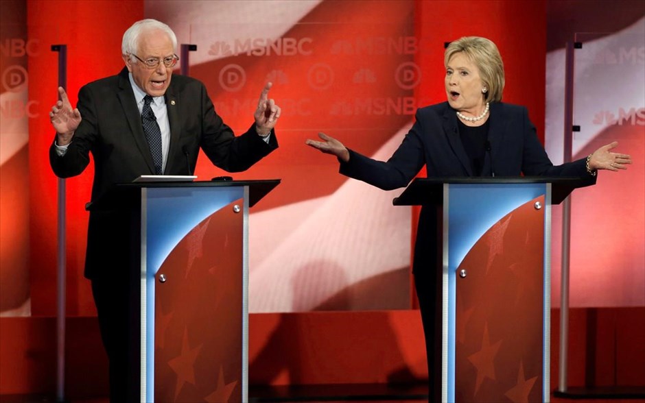 Εκλογές ΗΠΑ - Debate. Η Χίλαρι Κλίντον (δεξιά) και ο συνυποψήφιός της για το προεδρικό χρίσμα των Δημοκρατικών, Μπέρνι Σάντερς, κατά τη διάρκεια τηλεμαχίας του MSNBC στο πανεπιστήμιο του Νιου Χάμσαϊρ (4 Φεβρουαρίου 2016).