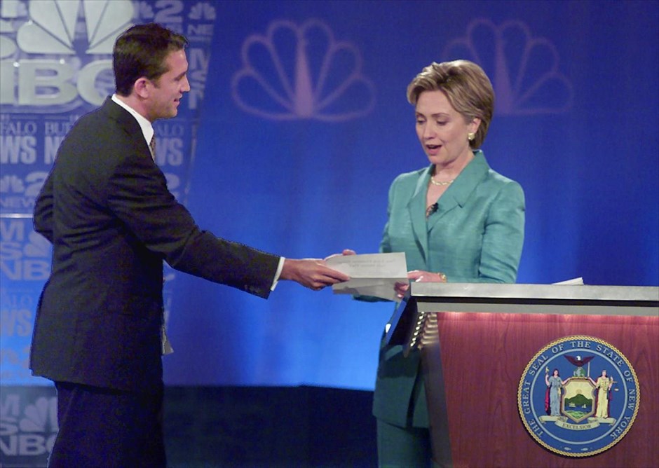 Εκλογές ΗΠΑ - Debate. Ο βουλευτής Ρικ Λάτσιο (αριστερά) προκαλεί τη Χίλαρι Κλίντον να υπογράψει έγγραφο που αποκηρύσσει την ανεξέλεγκτη χρηματοδότηση των προεκλογικών εκστρατειών, κατά τη διάρκεια του πρώτου μεταξύ τους ντιμπέιτ μεταξύ των υποψηφίων για την έδρα της Νέας Υόρκης στη Γερουσία. Η εμφάνιση Λάτσιο κρίθηκε απογοητευτική, καθώς εμφανίστηκε ιδιαίτερα πιεστικός απέναντί στην αντίπαλό του, κάτι που φάνηκε να του στοιχίζει και εκλογικά (13 Σεπτεμβρίου 2000).