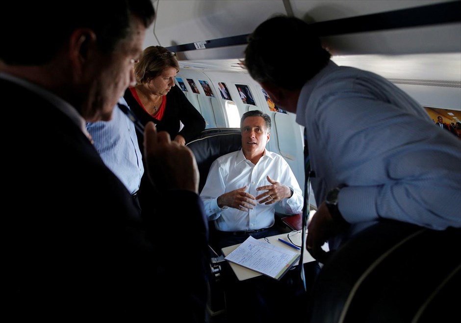 Εκλογές ΗΠΑ - Debate. Ο Ρεπουμπλικανός Μιτ Ρόμνεϊ μιλά στους συμβούλους του εν όψει της πρώτης του τηλεοπτικής αναμέτρησης με τον αντίπαλό του και εν ενεργεία πρόεδρο των ΗΠΑ Μπαράκ Ομπάμα, εν ώρα πτήσης προς το Ντένβερ (1η Οκτωβρίου 2012).