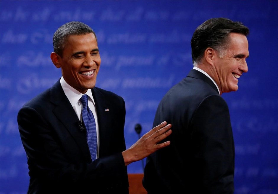 Εκλογές ΗΠΑ - Debate. Ο πρόεδρος των ΗΠΑ Μπαράκ Ομπάμα (αριστερά) και ο υποψήφιος των Ρεπουμπλικανών Μιτ Ρόμνεϊ χαμογελούν μετά την ολοκλήρωση της μεταξύ τους τηλεμαχίας στο Ντένβερ. (3 Οκτωβρίου 2012). 