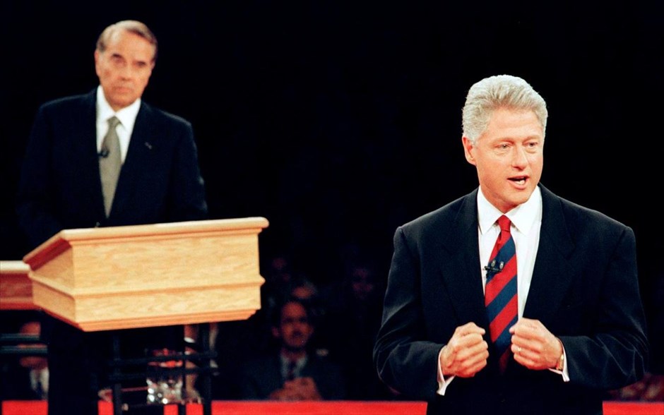 Εκλογές ΗΠΑ - Debate. Ο πρόεδρος των ΗΠΑ Μπιλ Κλίντον απομακρύνεται από το πόντιουμ απευθυνόμενος στο κοινό, καθώς ο Ρεπουμπλικανός υποψήφιος Μπομπ Ντόουλ παρακολουθεί, στην δεύτερη και τελευταία τηλεμαχία τους στο Σαν Ντιέγκο (16 Οκτωβρίου 1996).