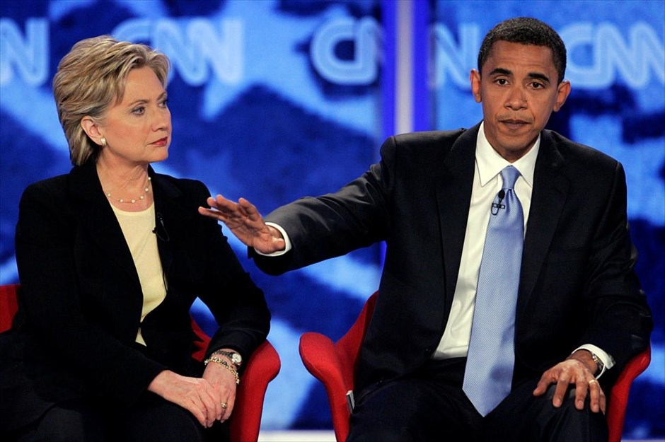 Εκλογές ΗΠΑ - Debate. Στιγμιότυπο από ντιμπέιτ μεταξύ των υποψηφίων για το χρίσμα του Δημοκρατικού Κόμματος για τις προεδρικές εκλογές στο Κολέγιο Σεντ Άνσελμ, με τη Χίλαρι Κλίντον να κοιτά τον Μπαράκ Ομπάμα που απαντά σε μια ερώτηση (3 Ιουνίου 2007).