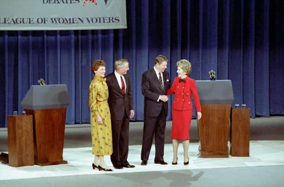 Εκλογές ΗΠΑ - Debate. Ο πρόεδρος των ΗΠΑ, Ρόναλντ Ρίγκαν και ο υποψήφιος των Δημοκρατικών, Γουόλτερ Μοντέιλ φωτογραφίζονται με τις συζύγους τους μετά την ολοκλήρωση ντιμπέιτ στο Λούισβιλ (7 Οκτωβρίου 1984).