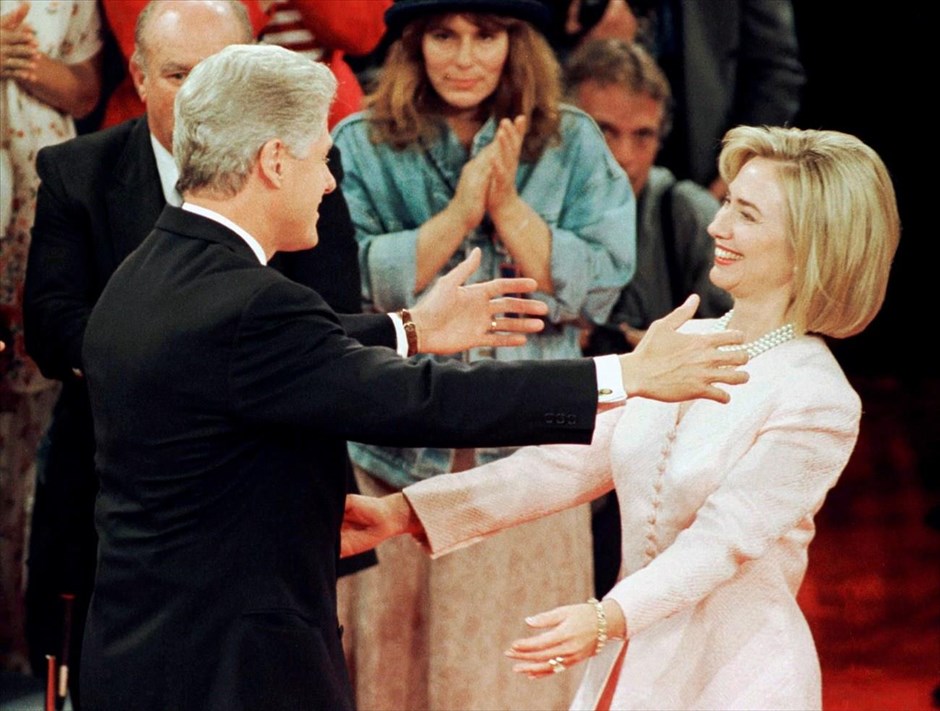 Εκλογές ΗΠΑ - Debate. Ο πρόεδρος Κλίντον αγκαλιάζει τη γυναίκα του Χίλαρι, μετά το τέλος της τηλεοπτικής του αναμέτρησης με τον προεδρικό υποψήφιο των Ρεπουμπλικανών Μπομπ Ντόουλ, στο Πανεπιστήμιο του Σαν Ντιέγκο (16 Οκτωβρίου 1996).