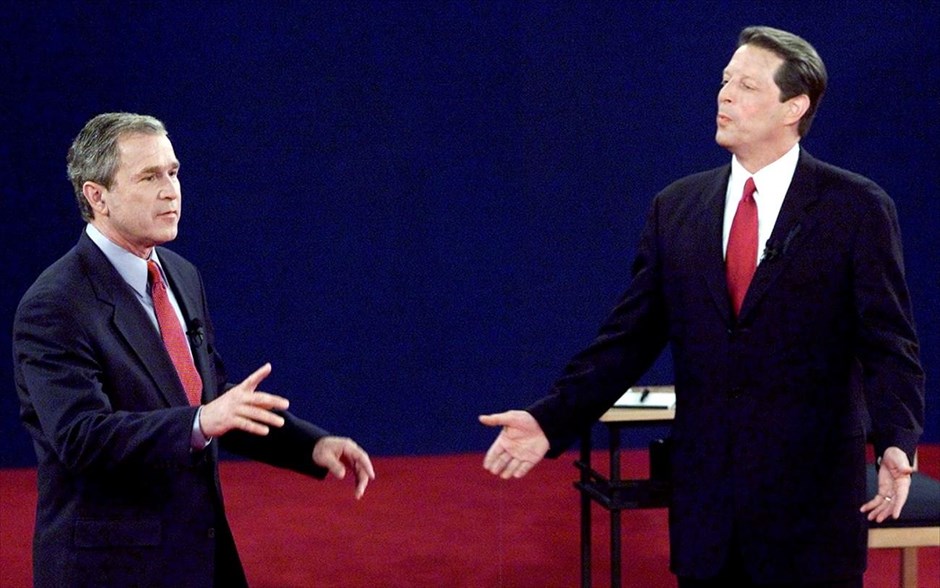 Εκλογές ΗΠΑ - Debate. Ο Ρεπουμπλικανός προεδρικός υποψήφιος και κυβερνήτης του Τέξας Τζορτζ Μπους και ο υποψήφιος των Δημοκρατικών και Αντιπρόεδρος των ΗΠΑ Αλ Γκορ, κατά τη διάρκεια της τελευταίας από τις τρεις τηλεοπτικές τους αναμετρήσεις στο Πανεπιστήμιο της Ουάσιγκτον, στο Σαιντ Λούις (17 Οκτωβρίου 2000).