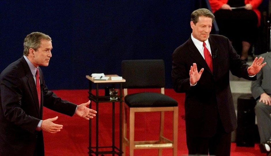 Εκλογές ΗΠΑ - Debate. Ο Ρεπουμπλικανός προεδρικός υποψήφιος και κυβερνήτης του Τέξας Τζορτζ Μπους ο νεότερος και ο υποψήφιος των Δημοκρατικών και Αντιπρόεδρος των ΗΠΑ Αλ Γκορ, κατά τη διάρκεια της τελευταίας από τις τρεις τηλεοπτικές τους αναμετρήσεις στο Πανεπιστήμιο της Ουάσιγκτον, στο Σαιντ Λούις (17 Οκτωβρίου 2000).