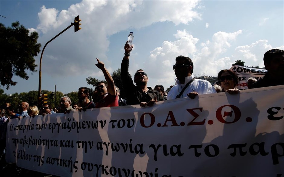 Διαμαρτυρία εργαζομένων ΟΑΣΘ στη Θεσσαλονίκη. Να ενεργήσει για την καταβολή των δεδουλευμένων Ιουλίου - Αυγούστου ώστε&nbsp;να σταματήσουν «μέσα σε πέντε λεπτά» τις κινητοποιήσεις τους ζητούν από τον υπουργό Υποδομών οι εργαζόμενοι στον ΟΑΣΘ που πραγματοποιήσαν πορεία στα γραφεία του ΣΥΡΙΖΑ και στη συνέχεια στο ΥΜΑΘ.