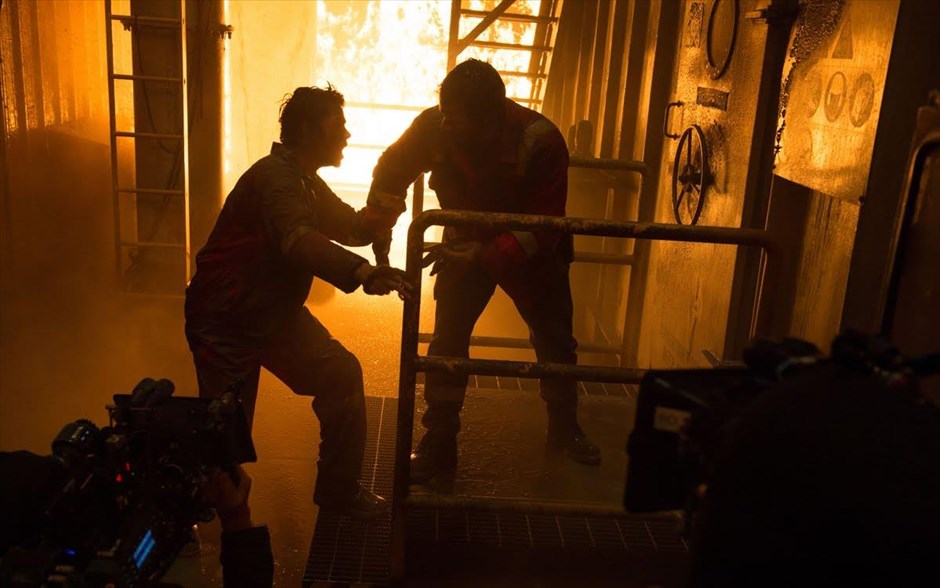 «Deepwater Horizon». «Deepwater Horizon»: Στο περιπετειώδες θρίλερ του, ο Πίτερ Μπεργκ αποτυπώνει το χρονικό μιας από τις μεγαλύτερες οικολογικές καταστροφές που έχει προκαλέσει ο άνθρωπος, και την άγνωστη ιστορία που κρυβόταν πίσω της. Στις 20 Απριλίου του 2010, στην πλατφόρμα άντλησης πετρελαίου Deepwater Horizon, στον Κόλπο του Μεξικού, η ανθρώπινη απληστία και το ανήθικο κυνήγι του κέρδους τεράστιων επιχειρήσεων προκάλεσαν τη μεγαλύτερη διαρροή πετρελαίου, τα γεγονότα της οποίας όλος ο πλανήτης παρακολούθησε παγωμένος, για 87 ολόκληρες μέρες.