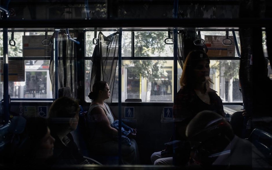Ξανά στους δρόμους της Θεσσαλονίκης τα λεωφορεία του ΟΑΣΘ. Αναστολή της επίσχεσης εργασίας αποφάσισαν, σε έκτακτη γενική που πραγματοποιήθηκε το βράδυ της Τετάρτης, οι εργαζόμενοι στον ΟΑΣΘ. Από τις 5 το πρωί της Πέμπτης και ύστερα από 12 ημέρες απεργίας, οι οδηγοί «έπιασαν» τιμόνι και τα λεωφορεία του ΟΑΣΘ βγήκαν ξανά στους δρόμους της Θεσσαλονίκης.