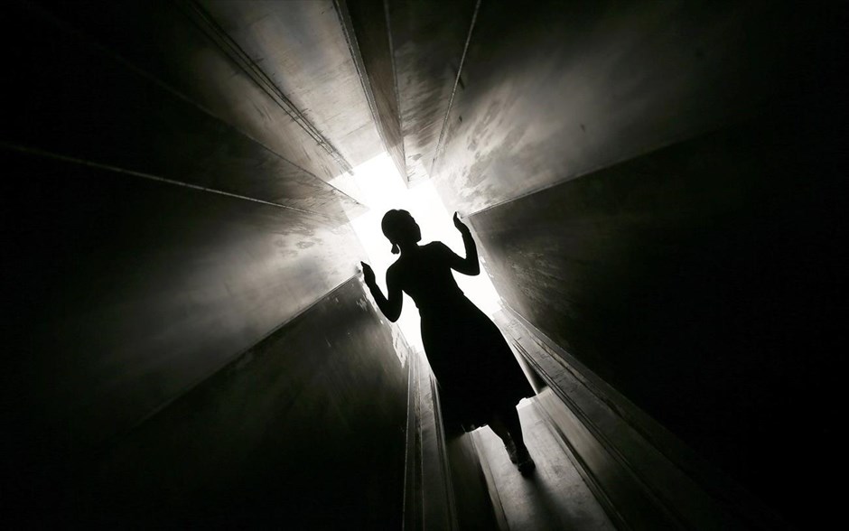 Καλλιτεχνικό «Πέρασμα» στο Λονδίνο. Μία γυναίκα στέκεται μέσα στην καλλιτεχνική εγκατάσταση «Πέρασμα» (Passage), του καλλιτέχνη Άντονι Γκόρμλεϊ, στην γκαλερί White Cube, στο Λονδίνο. Το «Πέρασμα» αποτελεί μέρος της έκθεσης με τίτλο «Fit», η οποία διαπραγματεύεται το βαθμό με τον οποίο ένας άνθρωπος μετρά τον εαυτό του σε σχέση με την κλίμακα και την πυκνότητα του δομημένου περιβάλλοντός του. Μέσα από ένα λαβύρινθο 15 δωματίων, οι επισκέπτες έρχονται αντιμέτωποι με την επιλογή περασμάτων/διόδων, μέσω χώρων διαφορετικού μεγέθους και φωτισμού.