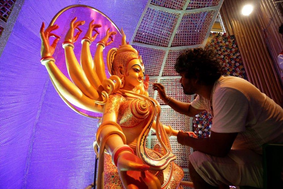 Προετοιμασίες για το φεστιβάλ Durga Puja . Ο Ινδός ζωγράφος&nbsp;Vabotosh Sutar τελειοποιεί άγαλμα της Θεάς&nbsp;Durga, στα πλαίσια των προετοιμασιών για το φεστιβάλ&nbsp;Durga Pujaat, στην Ινδία.