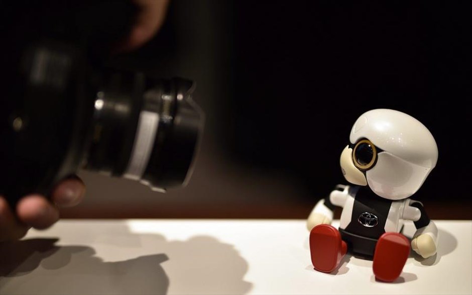 Kirobo: Το μίνι ρομπότ - σύντροφος από την Toyota . Το μίνι ρομπότ της Toyota, Kirobo, κατά τη διάρκεια επίσημης παρουσίασής του στο Τόκιο. Το μίνι ρομπότ, που φτάνει σε μέγεθος μόλις τα 10 εκατοστά, παρουσιάστηκε στην Ιαπωνία σε συνέντευξη Τύπου και θα είναι διαθέσιμο προς πώληση από το 2017 στην τιμή των 350 ευρώ (39.800 γεν). Ο Kirobo έχει τη νοημοσύνη ενός παιδιού πέντε ετών, μπορεί να μάθει φράσεις και να αναγνωρίζει εκφράσεις του προσώπου με την ενσωματωμένη κάμερα και αισθητήρες που διαθέτει. Είναι ικανό να διεξάγει μία απλή συνομιλία, να θυμάται γεγονότα του παρελθόντος και να αντιδρά στα συναισθήματα των χρηστών. Ο στόχος των κατασκευαστών του είναι να παρέχει συντροφιά σε ανθρώπους που δεν έχουν παιδιά, καθώς μπορεί να μιμηθεί ένα ανθρώπινο μωρό.