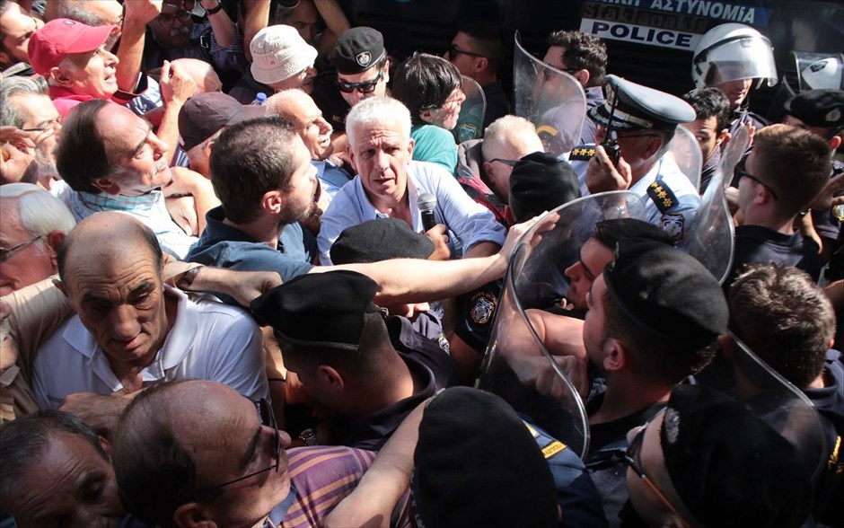 Ένταση και χημικά στην πορεία των συνταξιούχων. 