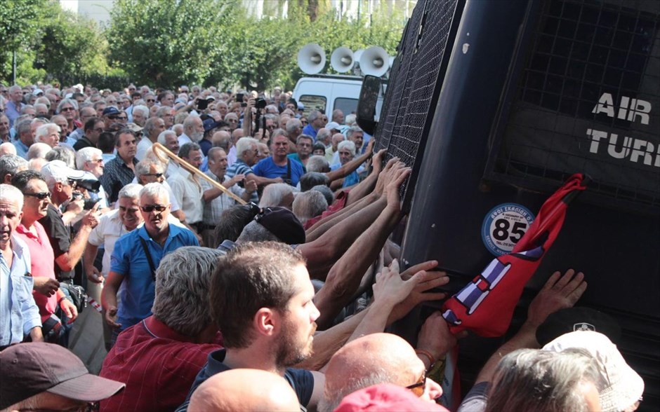 Ένταση και χημικά στην πορεία των συνταξιούχων. 
