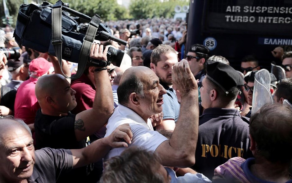 Ένταση και χημικά στην πορεία των συνταξιούχων. 