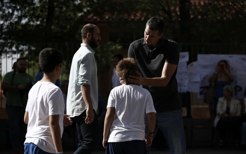 Επίσκεψη Δ. Διαμαντίδη και Β. Σπανούλη στο 2ο Δημοτικό Σχολείο Βριλησσίων. Επίσκεψη του Δημήτρη Διαμαντίδη και του Βασίλη Σπανούλη στο 2ο Δημοτικό Σχολείο Βριλησσίων στα πλαίσια της τρίτης Πανελλήνιας Ημέρας Σχολικού Αθλητισμού. Οι Δημήτρης Διαμαντίδης και Βασίλης Σπανούλης, ανταποκρινόμενοι στο κάλεσμα της Πολιτείας και του υφυπουργού Αθλητισμού, Σταύρου Κοντονή, έπαιξαν μπάσκετ με τους μαθητές στο προαύλιο, μοίρασαν αυτόγραφα και φωτογραφήθηκαν μαζί τους, θέλοντας να δείξουν ότι η όποια αντιπαλότητα στον αθλητισμό τελειώνει μετά τον αγώνα.