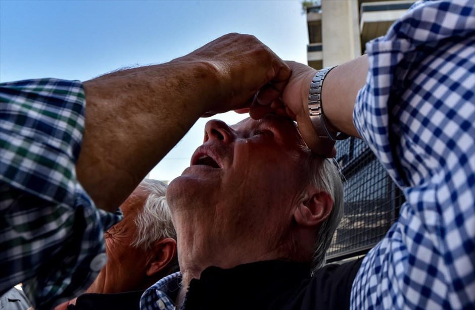 Χρήση δακρυγόνων στην πορεία συνταξιούχων. Ένας άντρας βάζει κολλύριο στα μάτια του μετά τη ρίψη χημικών από την αστυνομία. Ένταση επικράτησε&nbsp;στην πορεία των συνταξιούχων προς το Μέγαρο Μαξίμου.&nbsp;Άνδρες των ΜΑΤ έκαναν χρήση χημικών όταν ομάδα των διαδηλωτών επιχείρησε να σπάσει τον αστυνομικό κλοιό που έχει σχηματιστεί με κλούβες στη συμβολή της Ηρώδου Αττικού με τη Βασ. Σοφίας. Η ρίψη χημικών έγινε όταν διαδηλωτές άρχισαν να σπρώχνουν με ορμή τη μία από τις δύο κλούβες. Οι συνταξιούχοι ζήτησαν&nbsp;να τους επιτραπεί να περάσουν το «μπλόκο»,&nbsp;να διαδηλώσουν έξω από το Μαξίμου και αντιπροσωπεία τους να συναντήσει τον πρωθυπουργό Αλέξη Τσίπρα.&nbsp;
