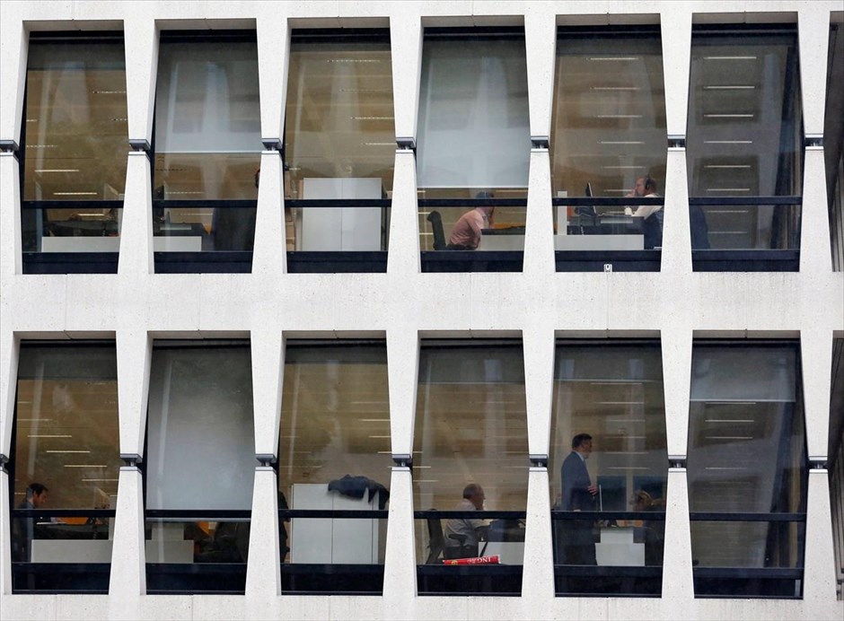 Περικοπές 7.000 θέσεων εργασιας στην ING. Στιγμιότυπο από τα κεντρικά γραφεία της τράπεζας ING στις Βρυξέλλες. Την περικοπή περίπου 7.000 θέσεων εργασίας, εντός των επόμενων δύο ετών, προανήγγειλε η ING Group NV, στο πλαίσιο αναδιάρθρωσης των δραστηριοτήτων της. Στόχος των περικοπών αποτελεί η εξοικονόμηση 900 εκατ. ευρώ ετησίως, έως το 2021. Οι 7.000 θέσεις εργασίας αντιπροσωπεύουν το 13% του συνολικού εργατικού δυναμικού της ING. Οι περικοπές θα επηρεάσουν κυρίως, τους εργαζομένους σε Βέλγιο και Ολλανδία.