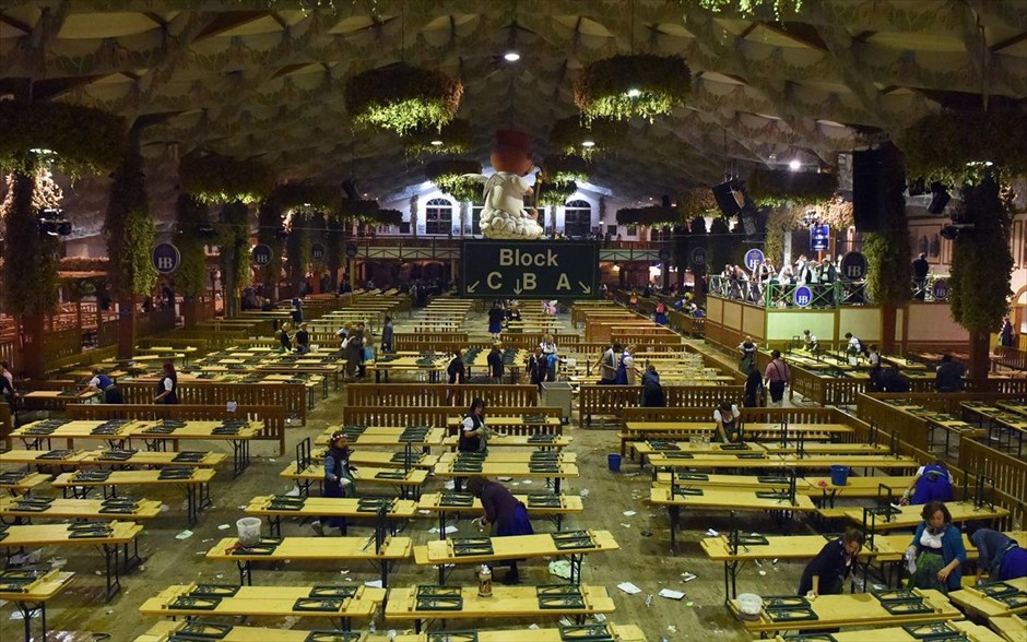 Μετά το Oktoberfest . Στη φωτογραφία που δόθηκε στη δημοσιότητα στις 4 Οκτωβρίου, απεικονίζονται τα μέλη του προσωπικού του Oktoberfest να καθαρίζουν τραπέζια μετά την ολοκλήρωση του φεστιβάλ στο Μόναχο. Το φεστιβάλ, το οποίο διοργανώθηκε φέτος για 183η φορά, προσέλκυσε περίπου 300.000 λιγότερους επισκέπτες σε σχέση με τα προηγούμενα χρόνια, με τις πωλήσεις να μειώνονται κατά 10 με 20%.