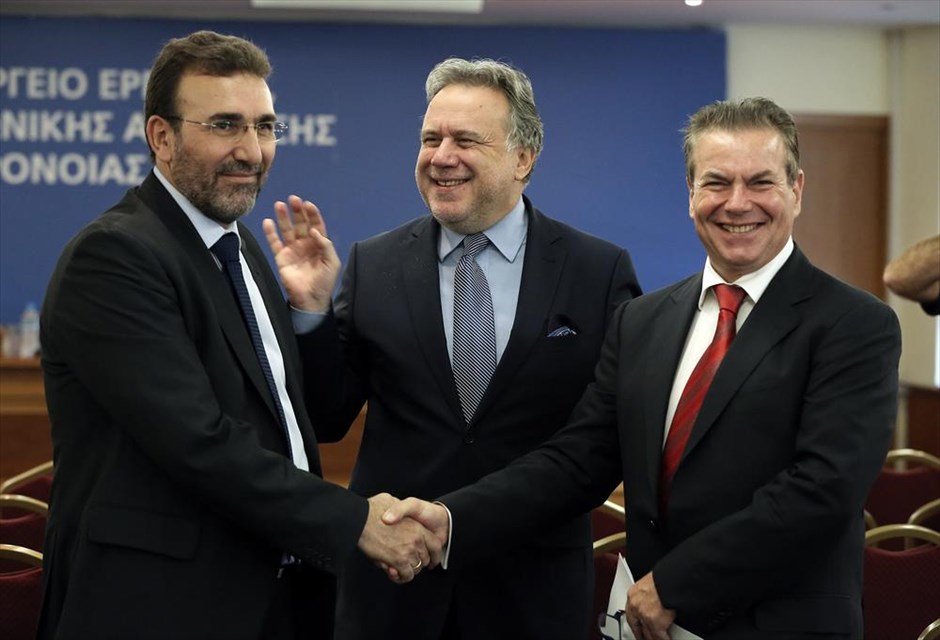 Συνεργασία υπ. Εργασίας - ΕΛΤΑ για την εξυπηρέτηση των ασφαλισμένων. O υπουργός Εργασίας Γιώργος Κατρούγκαλος (Κ), ο υφυπουργός Εργασίας Τάσος Πετρόπουλος (Δ) και ο γενικός διευθυντής Ανθρώπινου Δυναμικού των ΕΛΤΑ Γιάννης Βερίγος (Α) ενώνουν τα χέρια σε συνέντευξη Τύπου για την προγραμματική σύμβαση που συμφωνήθηκε μεταξύ των ΕΛΤΑ και του Υπουργείου Εργασίας, Κοινωνικής Ασφάλισης και Κοινωνικής Αλληλεγγύης, στο πλαίσιο υλοποίησης δράσεων με κοινωνικό όφελος, Αθήνα, την Τετάρτη 5 Οκτωβρίου 2016.