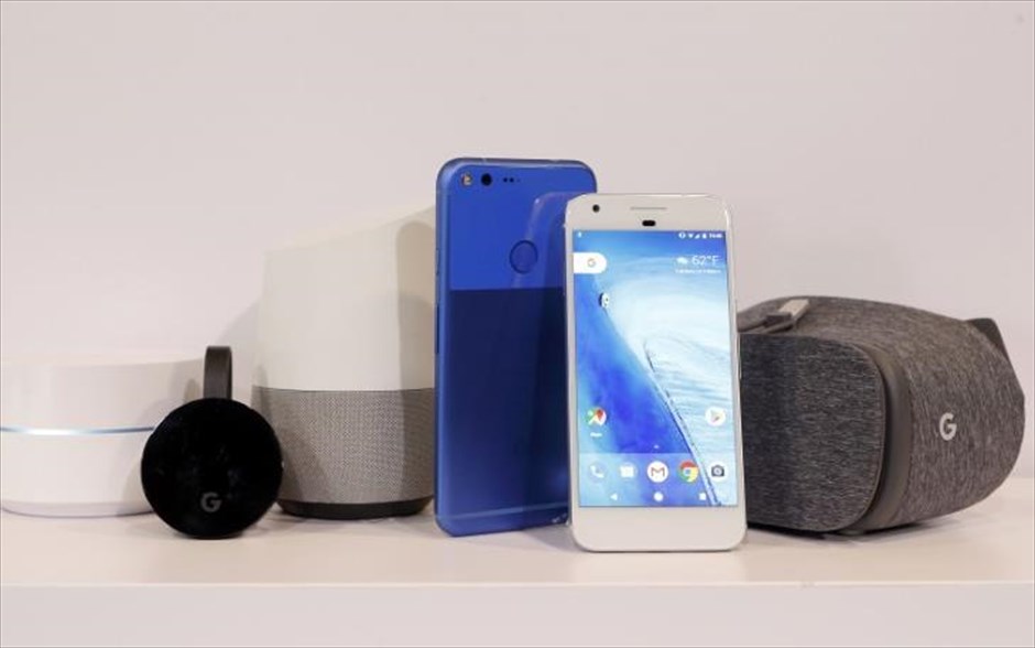H Google κάνει άνοιγμα στο hardware με νέα smartphones και «έξυπνα» ηχεία. Από αριστερά προς τα δεξιά, Google Wifi, Google Chromecast Ultra, Google Home, Google Pixel XL, Google Pixel και Google Dreamview VR.