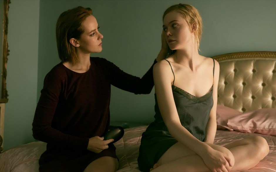 «The neon demon». Γεμάτο τεχνικολόρ παροξυσμό, αιματοβαμμένα οράματα και νέον φώτα, το θρίλερ του Δανού σκηνοθέτη Νίκολας Γουίντινγκ Ρεφν, «The neon demon», θέτει το ερώτημα: Είναι η ομορφιά το παν;