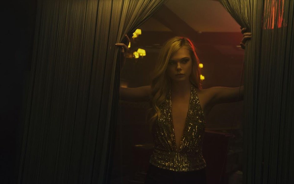 «The neon demon». Γεμάτο τεχνικολόρ παροξυσμό, αιματοβαμμένα οράματα και νέον φώτα, το θρίλερ του Δανού σκηνοθέτη Νίκολας Γουίντινγκ Ρεφν, «The neon demon», θέτει το ερώτημα: Είναι η ομορφιά το παν;