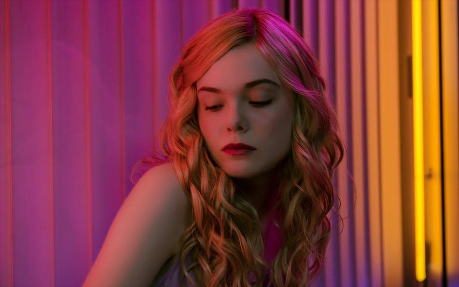 «The neon demon». Γεμάτο τεχνικολόρ παροξυσμό, αιματοβαμμένα οράματα και νέον φώτα, το θρίλερ του Δανού σκηνοθέτη Νίκολας Γουίντινγκ Ρεφν, «The neon demon», θέτει το ερώτημα: Είναι η ομορφιά το παν;
