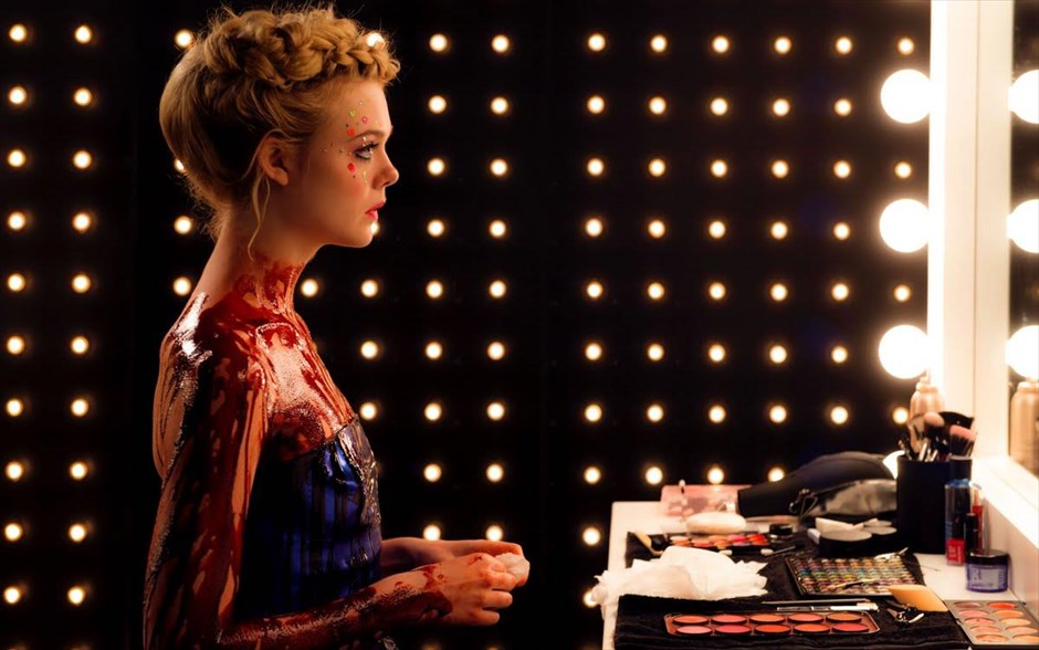 «The neon demon». Γεμάτο τεχνικολόρ παροξυσμό, αιματοβαμμένα οράματα και νέον φώτα, το θρίλερ του Δανού σκηνοθέτη Νίκολας Γουίντινγκ Ρεφν, «The neon demon», θέτει το ερώτημα: Είναι η ομορφιά το παν;