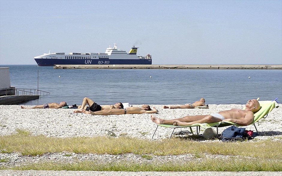 «Η τελευταία παραλία». Η ταινία «Η τελευταία παραλία» αποτελεί μια συγκινητική, αλλά και αστεία περιήγηση στον μικρόκοσμο μιας λαϊκής παραλίας στην Τεργέστη της Ιταλίας, όπου ένας τοίχος τριών μέτρων χωρίζει ακόμα και σήμερα τους άντρες από τις γυναίκες.