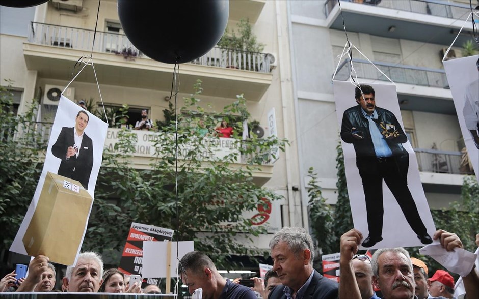 Διαμαρτυρία εργαζομένων στα δημόσια νοσοκομεία. Εργαζόμενοι στα δημόσια νοσοκομεία διαμαρτύρονται έξω από το κτήριο του υπουργείου Υγείας στο κέντρο της Αθήνας. Οι εργαζόμενοι πραγματοποίησαν νωρίτερα την Πέμπτη πορεία διαμαρτυρίας ενάντια «στη διάλυση του ΕΣΥ». Το «Καραβάνι της Υγείας», όπως λέγεται, ξεκίνησε το πρωί από το ΕΚΑΒ και πέρασε από τα νοσοκομεία «Γ. Γεννηματάς» και «Σωτηρία» που βρίσκονται στην λεωφόρο Μεσογείων, προχώρησε στην Βασιλίσσης Σοφίας, περνώντας από τα Νοσοκομεία «Αλεξάνδρας» «Ιπποκράτειο», «Αρεταίειο», ΝΜΤΣ, «Αιγινίτειο», «Ευαγγελισμός».