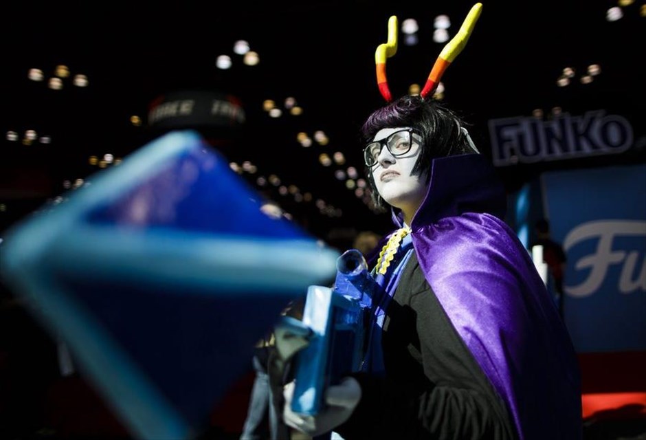 Έκθεση Comic Con στη Νέα Υόρκη. Μία κοπέλα που φορά τη στολή του φανταστικού χαρακτήρα «Eridan Ampora» από το κόμικ «Home Stuck», ποζάρει στο φωτογραφικό φακό, στο συνέδριο Comic Con που διεξάγεται στη Νέα Υόρκη, ένα από τα δύο μεγαλύτερα συνέδρια για το κόμικ στην Αμερική.
