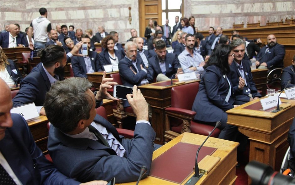 Στη Βουλή τα μέλη της εθνικής αποστολής των Παραολυμπιακών Αγώνων. Ο πρόεδρος της Νέας Δημοκρατίας Κυριάκος Μητσοτάκης φωτογραφίζει τα μέλη της ελληνικής εθνικής αποστολής που συμμετείχαν στους Παραολυμπιακούς Αγώνες του Ρίο 2016, κατά τη διάρκεια ειδικής εκδήλωσης απόδοσης τιμής στα μέλη της εθνικής αποστολής.