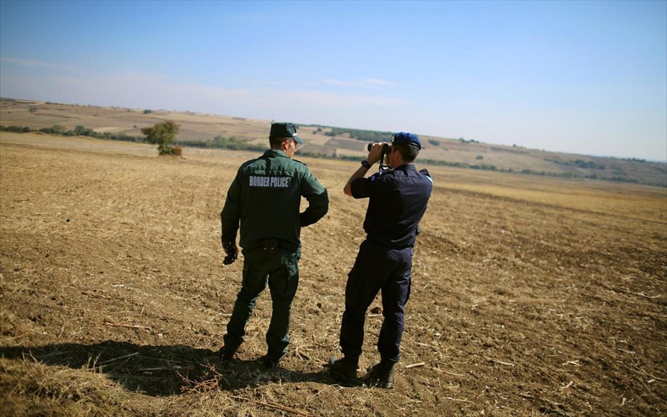 Ευρωπαίοι συνοριοφύλακες στα βουλγαροτουρκικά σύνορα . Ένας Ολλανδός (δεξιά) και ένας Βούλγαρος συνοριοφύλακας&nbsp; ελέγχουν την περιοχή κοντά στον μεθοριακό σταθμό ελέγχου Καπιτάν Αντρέεβο, στα σύνορα της Βουλγαρίας με την Τουρκία. Την Πέμπτη τέθηκε επίσημα σε λειτουργία ο Ευρωπαϊκός Οργανισμός Συνοριοφυλακής και Ακτοφυλακής.