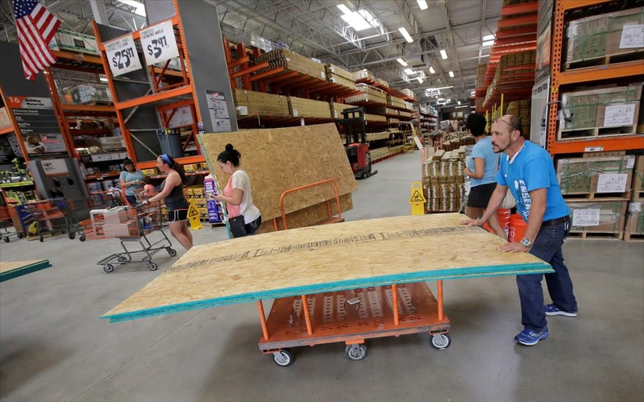 Τυφώνας Μάθιου - Φλόριντα. Πολίτες αγοράζουν ξύλα για να ενισχύσουν την υποδομή των σπιτιών τους.