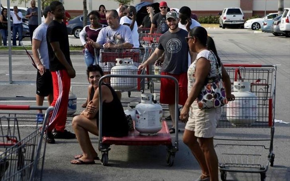 Τυφώνας Μάθιου - Φλόριντα. Κάτοικοι της περιοχής περιμένουν στην ουρά για να αγοράσουν βενζίνη.