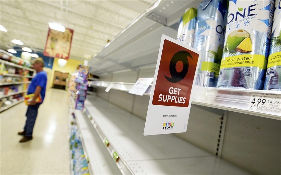 Τυφώνας Μάθιου - Φλόριντα. Τα ράφια των σουπερμάρκετ με τα μπουκάλια νερών έχουν αδειάσει.