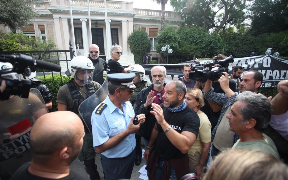 Συγκέντρωση εργαζομένων των ιδιωτικών καναλιών έξω από τη Βουλή - Μαξίμου - ΜΜΕ. 