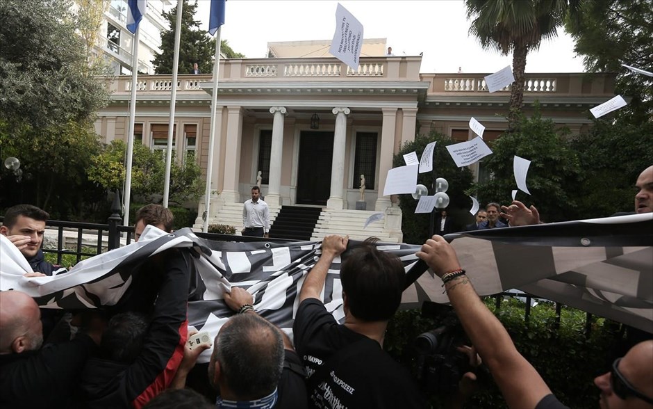 Συγκέντρωση εργαζομένων των ιδιωτικών καναλιών έξω από τη Βουλή - Μαξίμου - ΜΜΕ. 