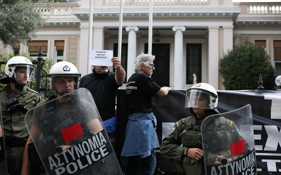 Συγκέντρωση εργαζομένων των ιδιωτικών καναλιών έξω από τη Βουλή - Μαξίμου - ΜΜΕ. 