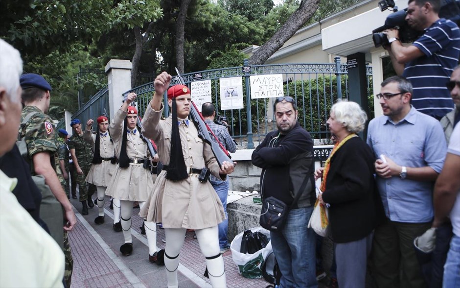 Συγκέντρωση εργαζομένων των ιδιωτικών καναλιών έξω από τη Βουλή - Μαξίμου - ΜΜΕ. 