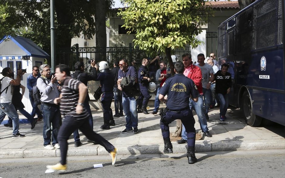 Συγκέντρωση εργαζομένων των ιδιωτικών καναλιών έξω από τη Βουλή - Μαξίμου - ΜΜΕ. 